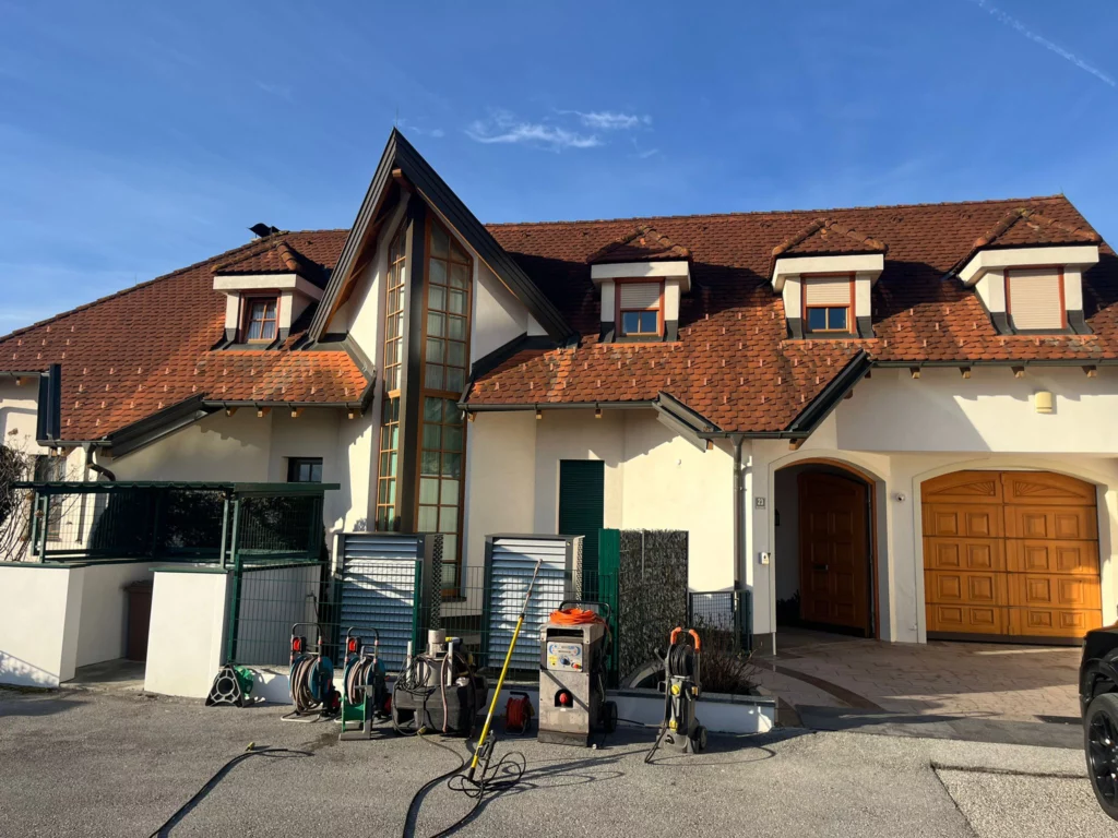 Dachreinigung: Bild eines dreckigen Daches vor Behandlung von Algenstop